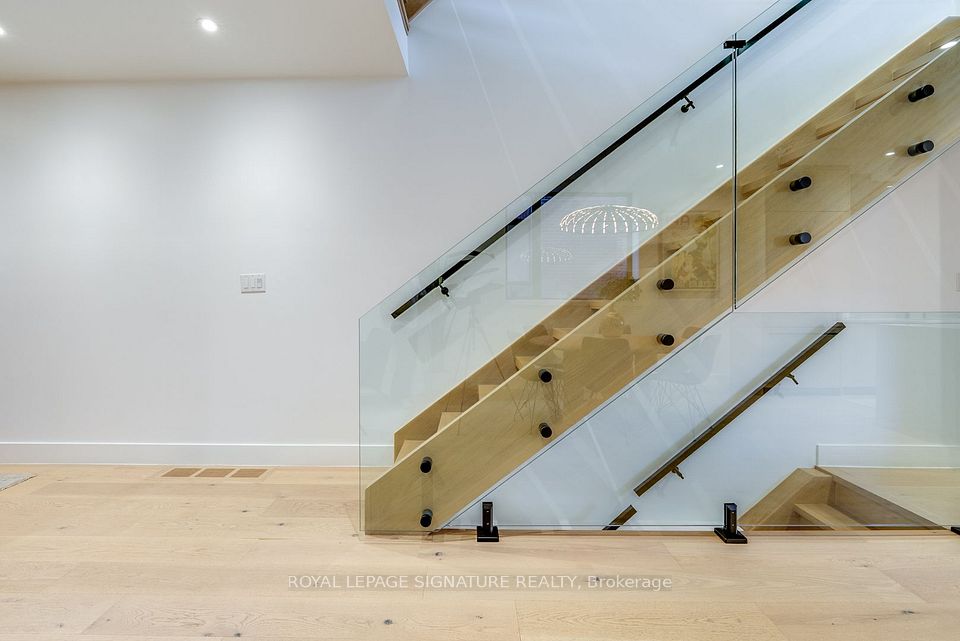 182 Beatrice Street, Toronto, ON M6G 3G1 12