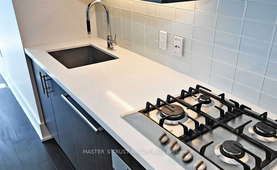 39 Queens Quay E 731, Toronto, ON M5E 0A5 3