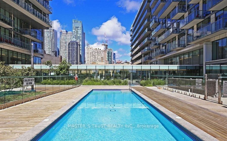 39 Queens Quay E 731, Toronto, ON M5E 0A5 4