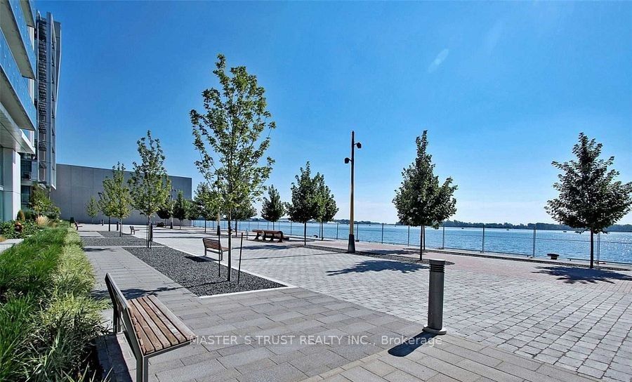 39 Queens Quay E 731, Toronto, ON M5E 0A5 9