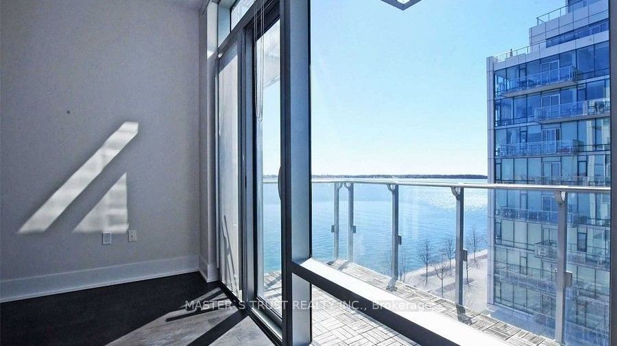 39 Queens Quay E 731, Toronto, ON M5E 0A5 2