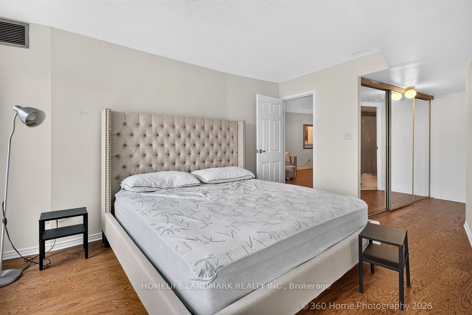 25 The Esplanade Avenue 2615, Toronto, ON M5E 1W5 23