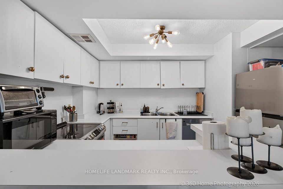 25 The Esplanade Avenue 2615, Toronto, ON M5E 1W5 6