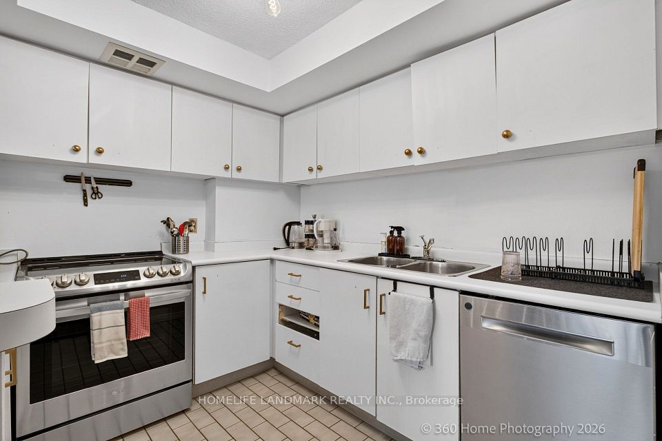 25 The Esplanade Avenue 2615, Toronto, ON M5E 1W5 12
