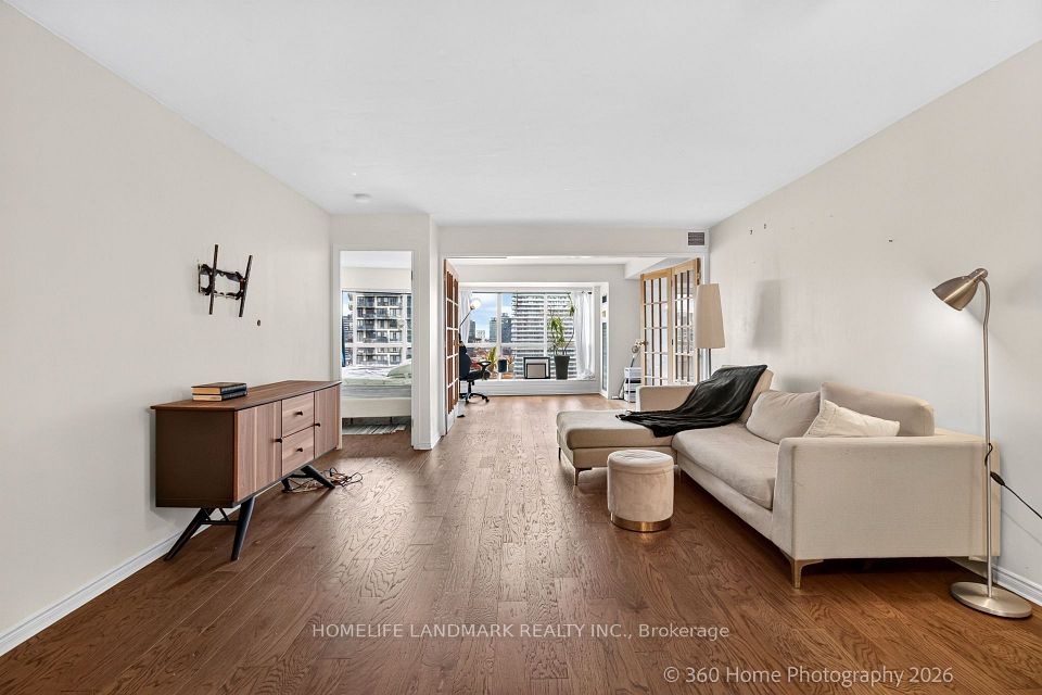 25 The Esplanade Avenue 2615, Toronto, ON M5E 1W5 4