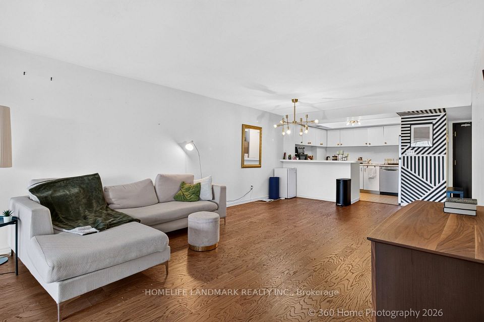 25 The Esplanade Avenue 2615, Toronto, ON M5E 1W5 21