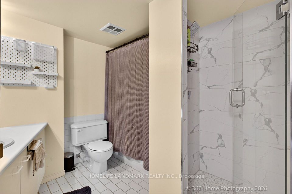 25 The Esplanade Avenue 2615, Toronto, ON M5E 1W5 24