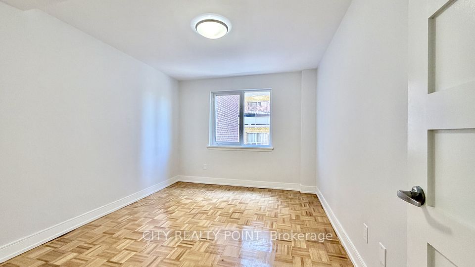 95 Lawton Boulevard 407, Toronto, ON M4V 1Z8 7
