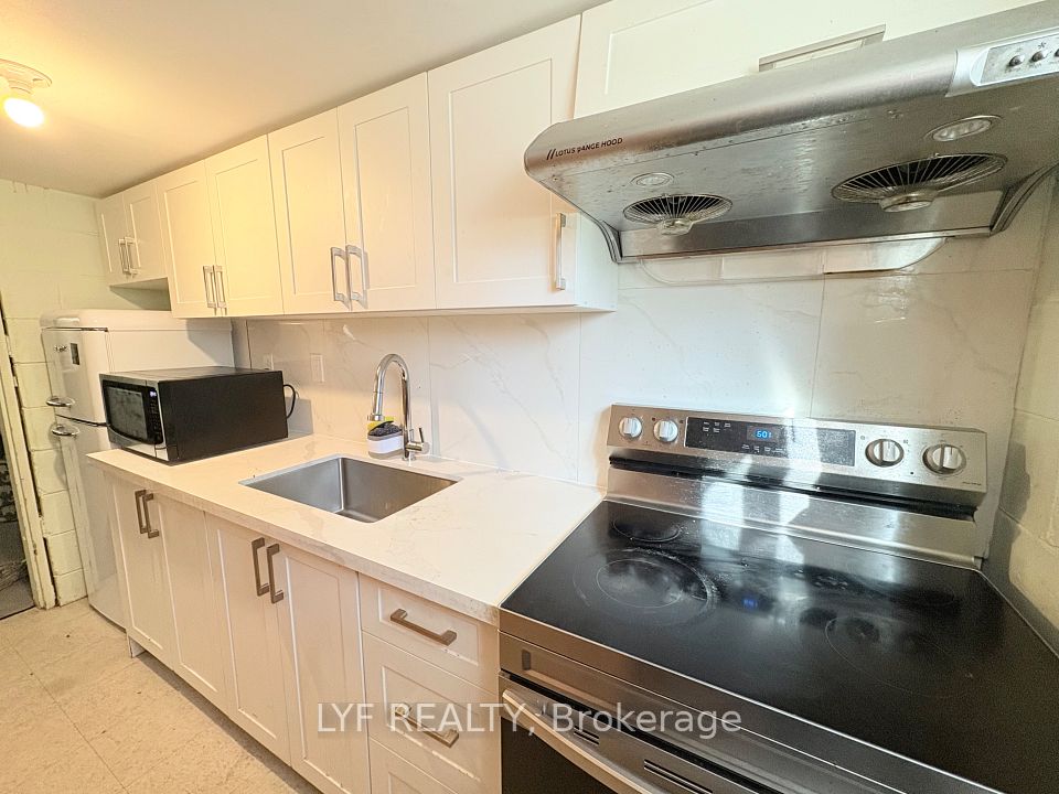 6 Thorn Lane Bsmt, Toronto, ON M3B 2Z9 17