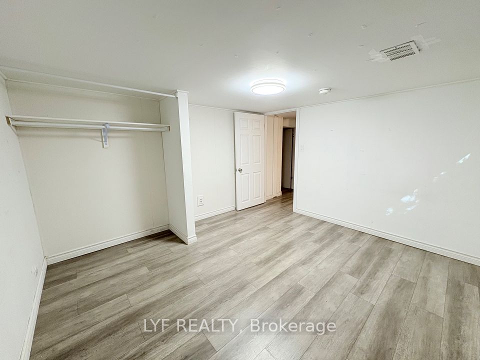 6 Thorn Lane Bsmt, Toronto, ON M3B 2Z9 5