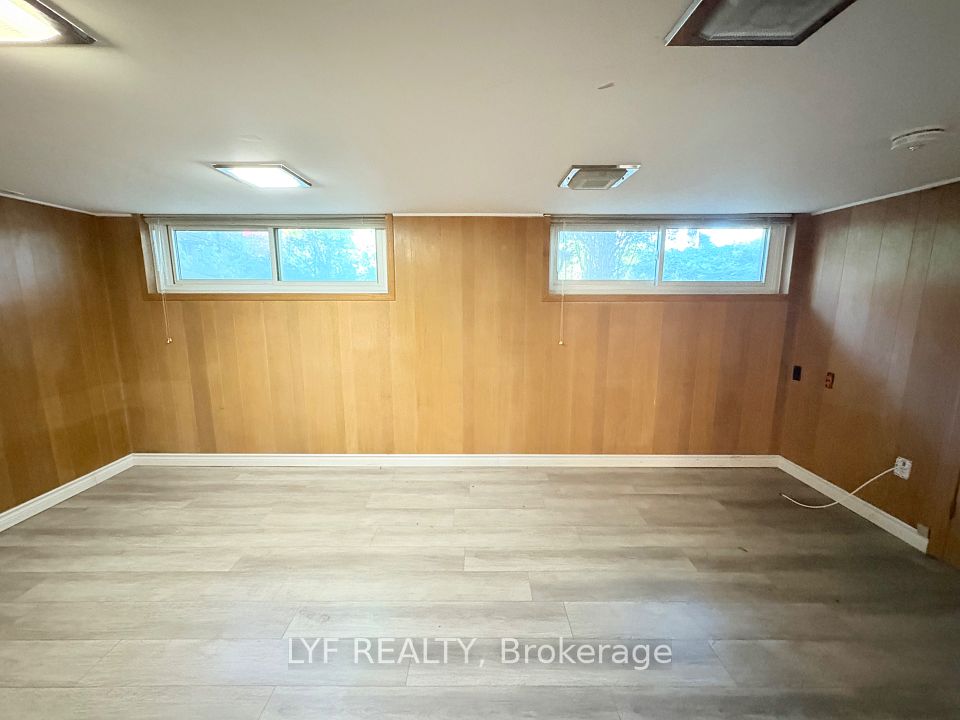 6 Thorn Lane Bsmt, Toronto, ON M3B 2Z9 10