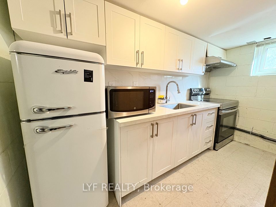 6 Thorn Lane Bsmt, Toronto, ON M3B 2Z9 16