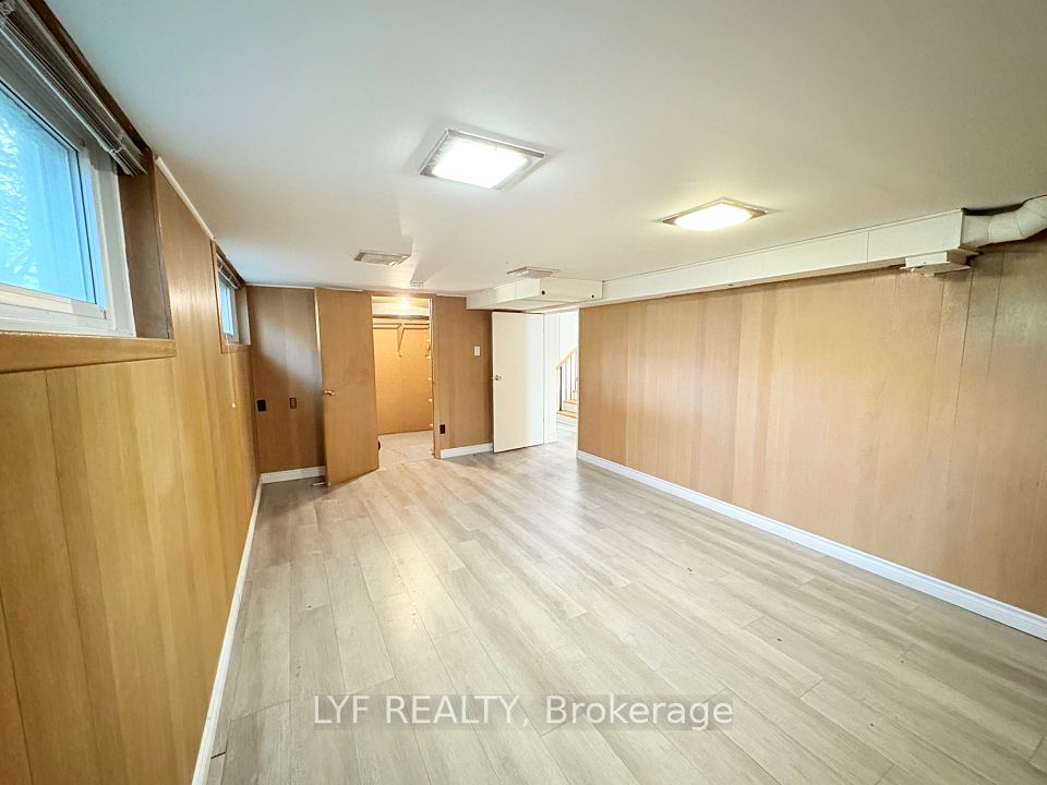 6 Thorn Lane Bsmt, Toronto, ON M3B 2Z9 12