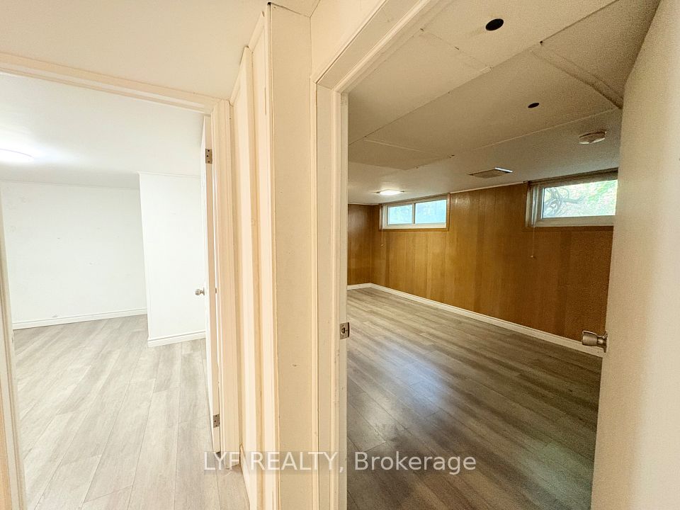 6 Thorn Lane Bsmt, Toronto, ON M3B 2Z9 7