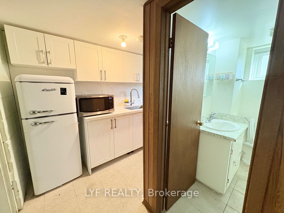 6 Thorn Lane Bsmt, Toronto, ON M3B 2Z9 15