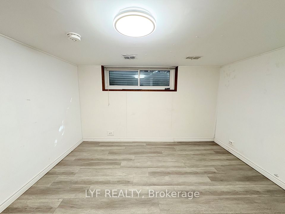 6 Thorn Lane Bsmt, Toronto, ON M3B 2Z9 4