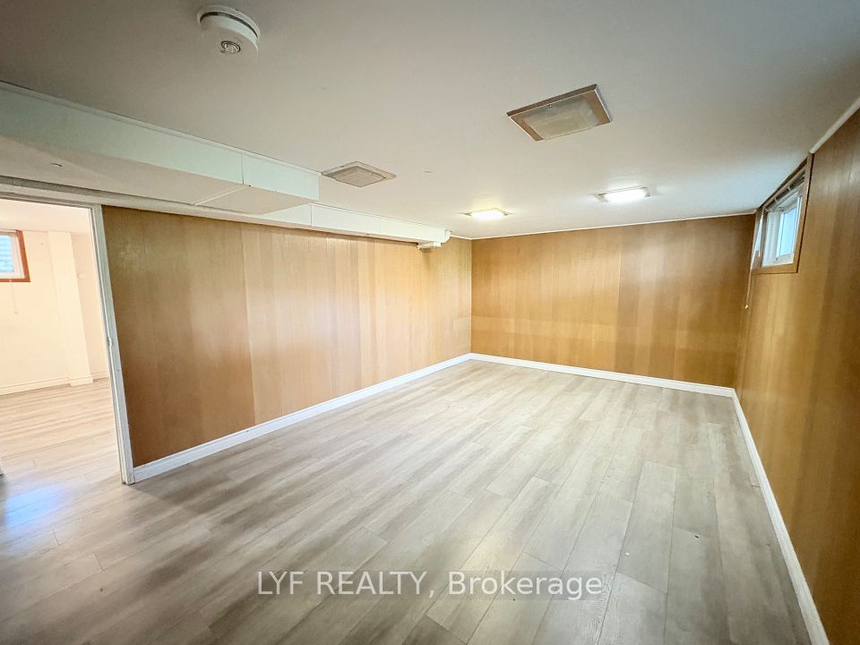 6 Thorn Lane Bsmt, Toronto, ON M3B 2Z9 11
