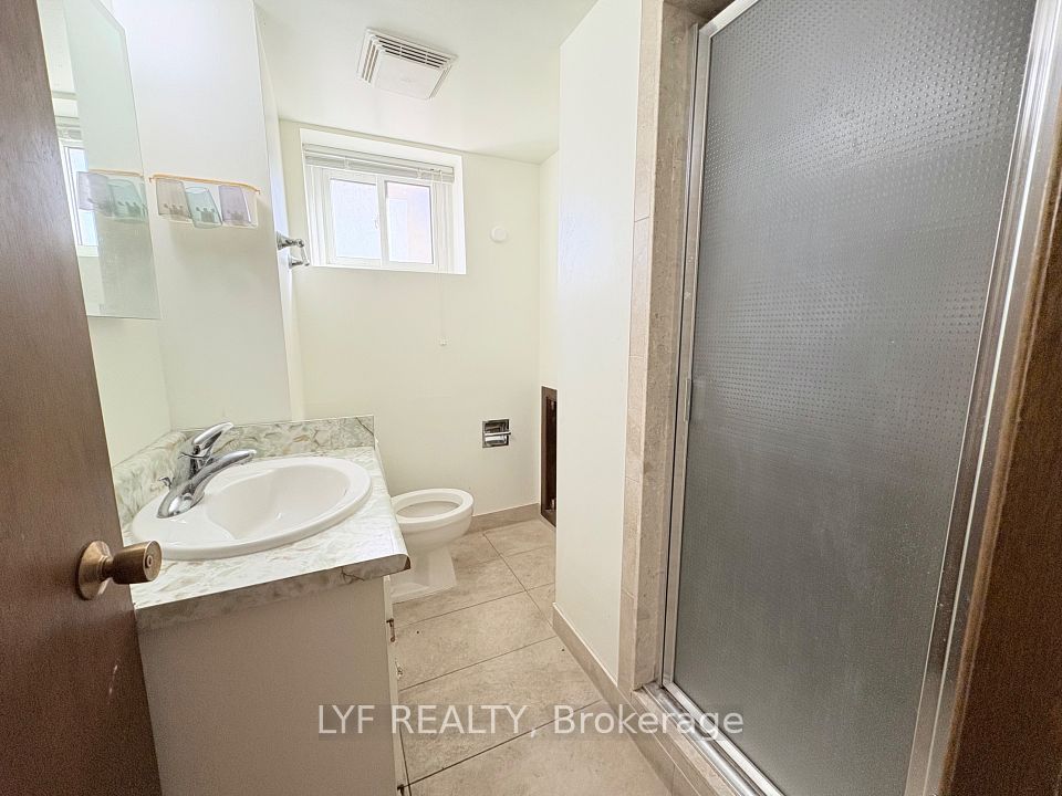 6 Thorn Lane Bsmt, Toronto, ON M3B 2Z9 18