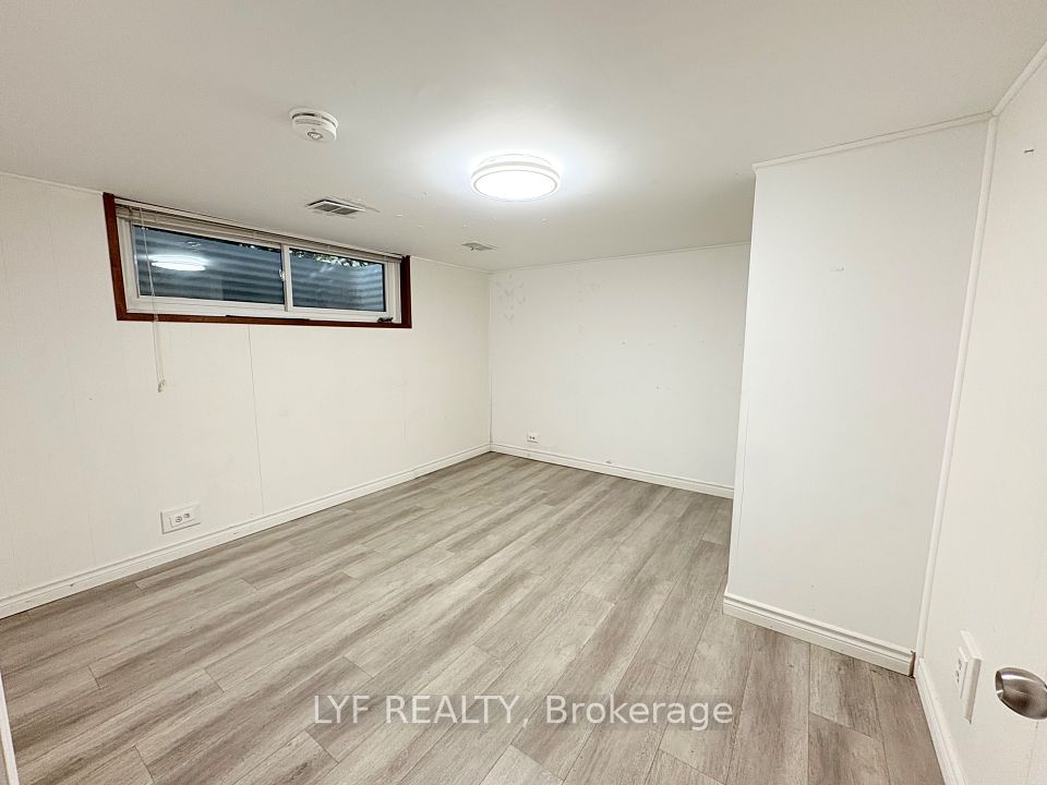 6 Thorn Lane Bsmt, Toronto, ON M3B 2Z9 3