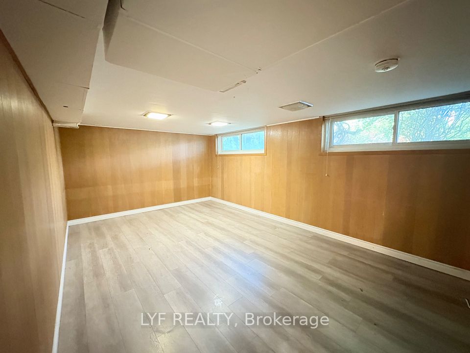 6 Thorn Lane Bsmt, Toronto, ON M3B 2Z9 8