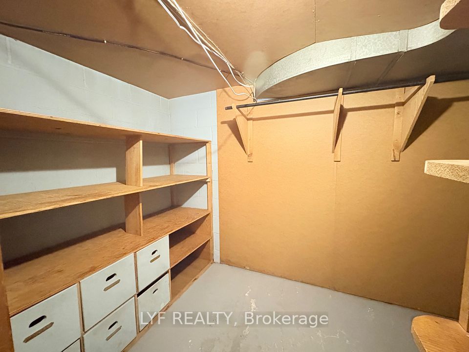 6 Thorn Lane Bsmt, Toronto, ON M3B 2Z9 13