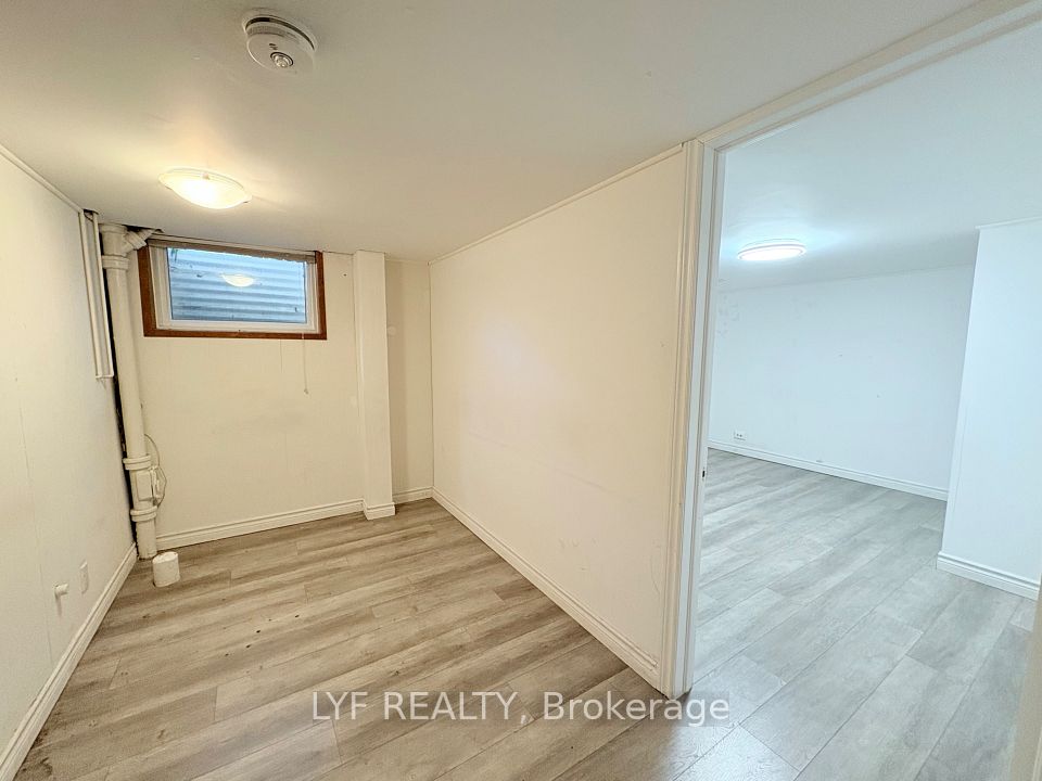 6 Thorn Lane Bsmt, Toronto, ON M3B 2Z9 2