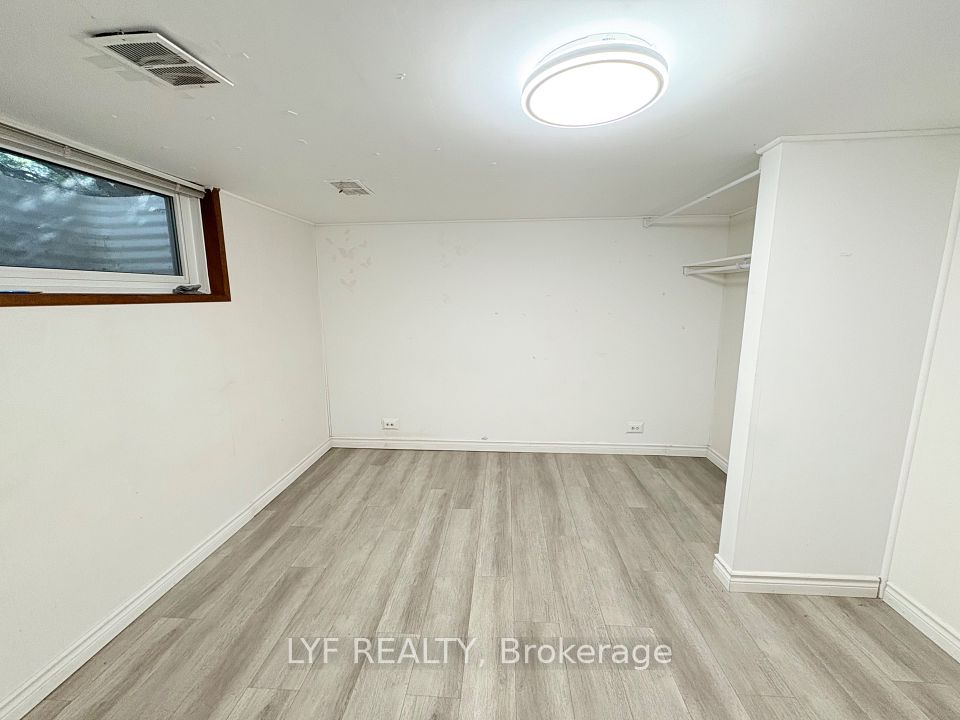 6 Thorn Lane Bsmt, Toronto, ON M3B 2Z9 6