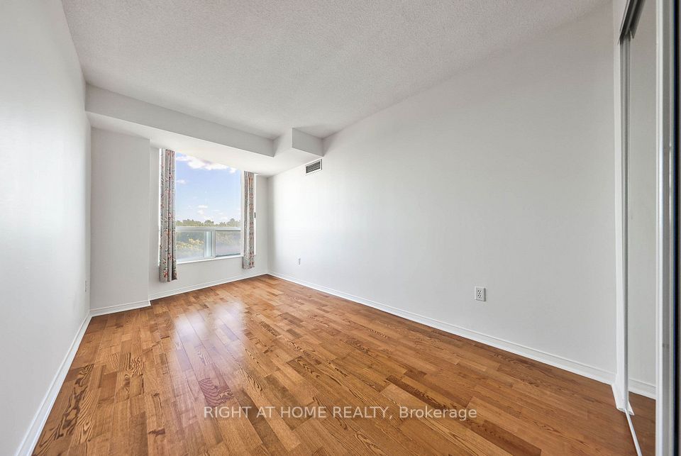 28 Pemberton Avenue 706, Toronto, ON M2M 4L1 25