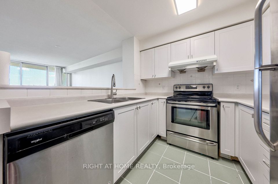 28 Pemberton Avenue 706, Toronto, ON M2M 4L1 9