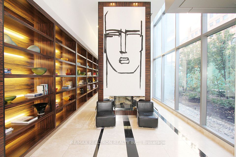 38 Grenville Street 3305, Toronto, ON M4Y 1A5 2
