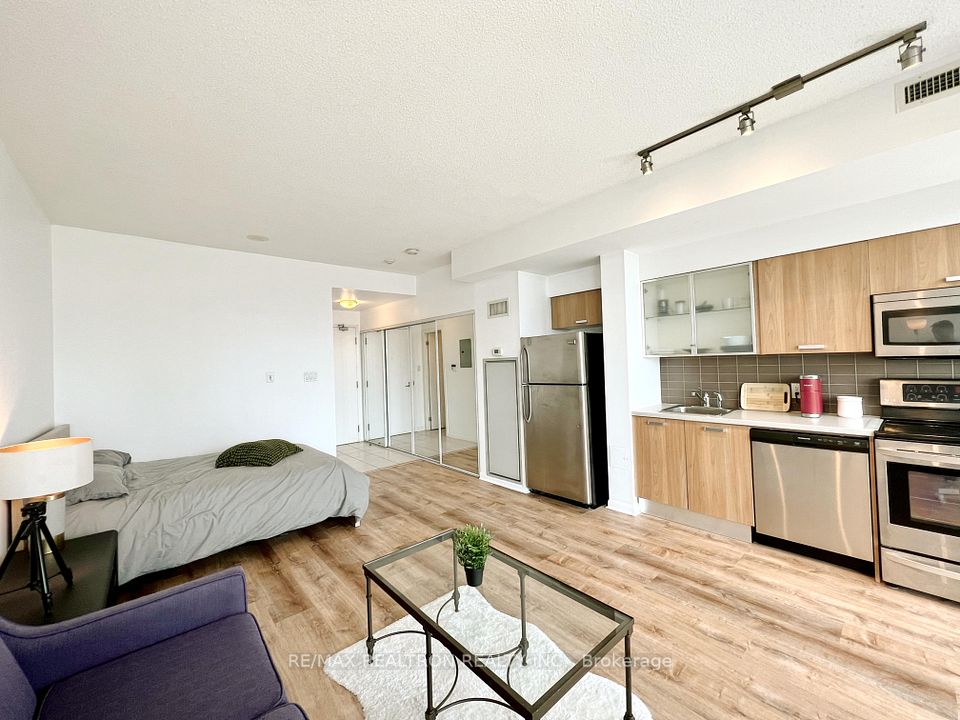 38 Grenville Street 3305, Toronto, ON M4Y 1A5 8