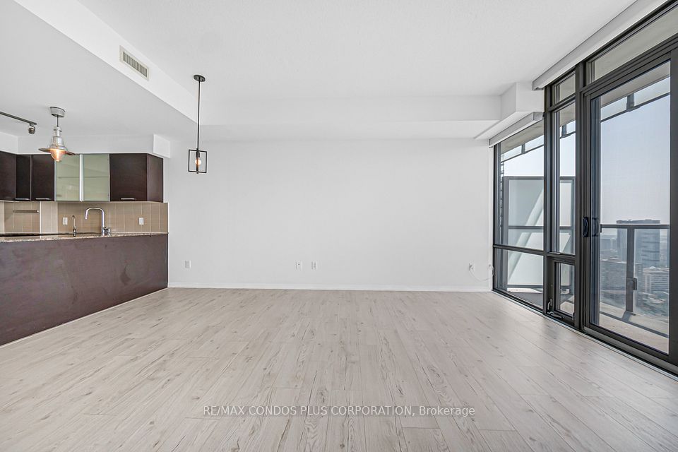 38 Grenville Street 4404, Toronto, ON M4Y 1A5 7