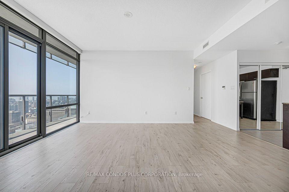 38 Grenville Street 4404, Toronto, ON M4Y 1A5 3