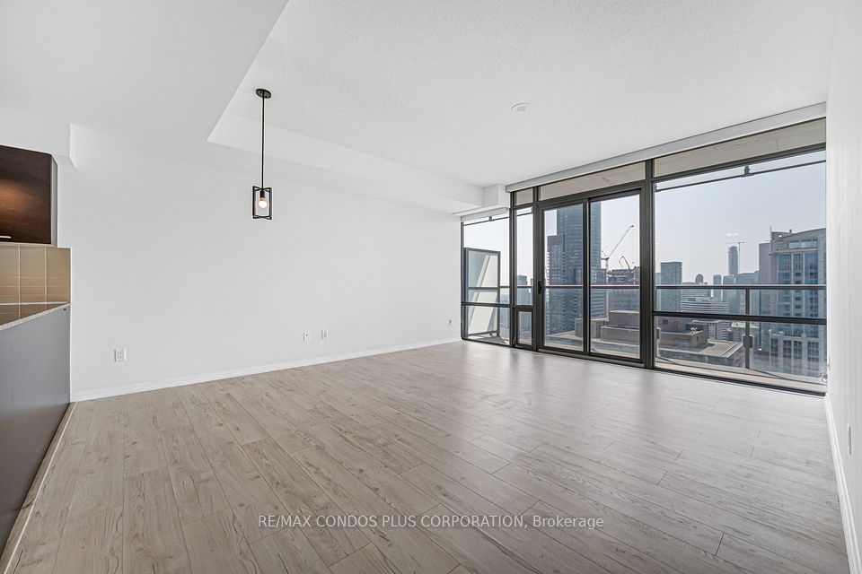 38 Grenville Street 4404, Toronto, ON M4Y 1A5 8