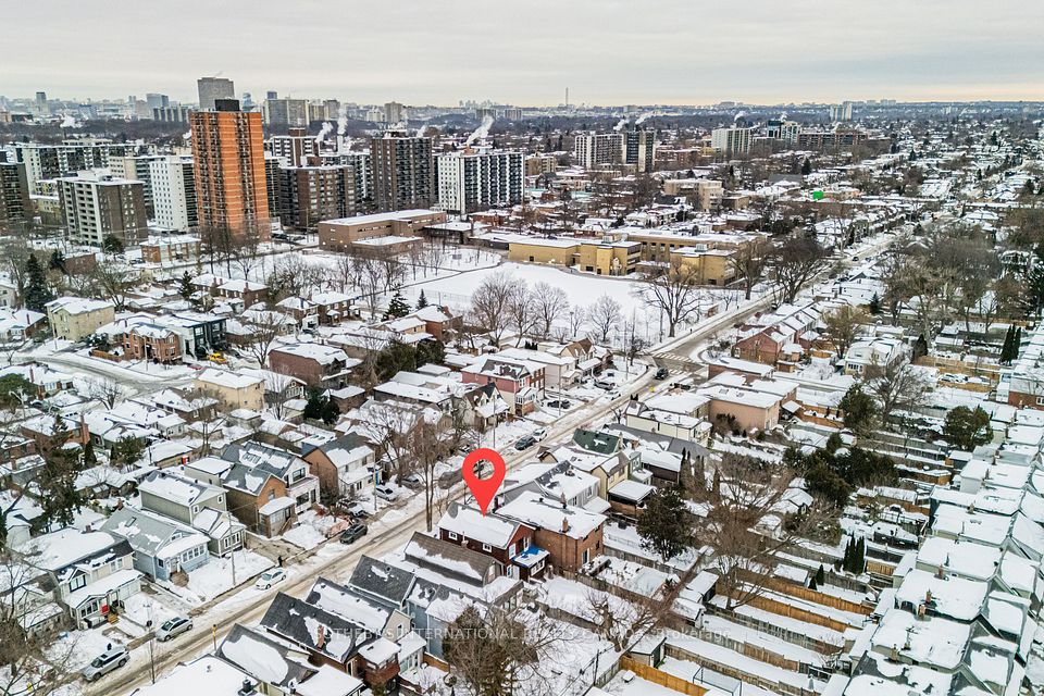 57 Westwood Avenue, Toronto E03, ON M4K 2A7
