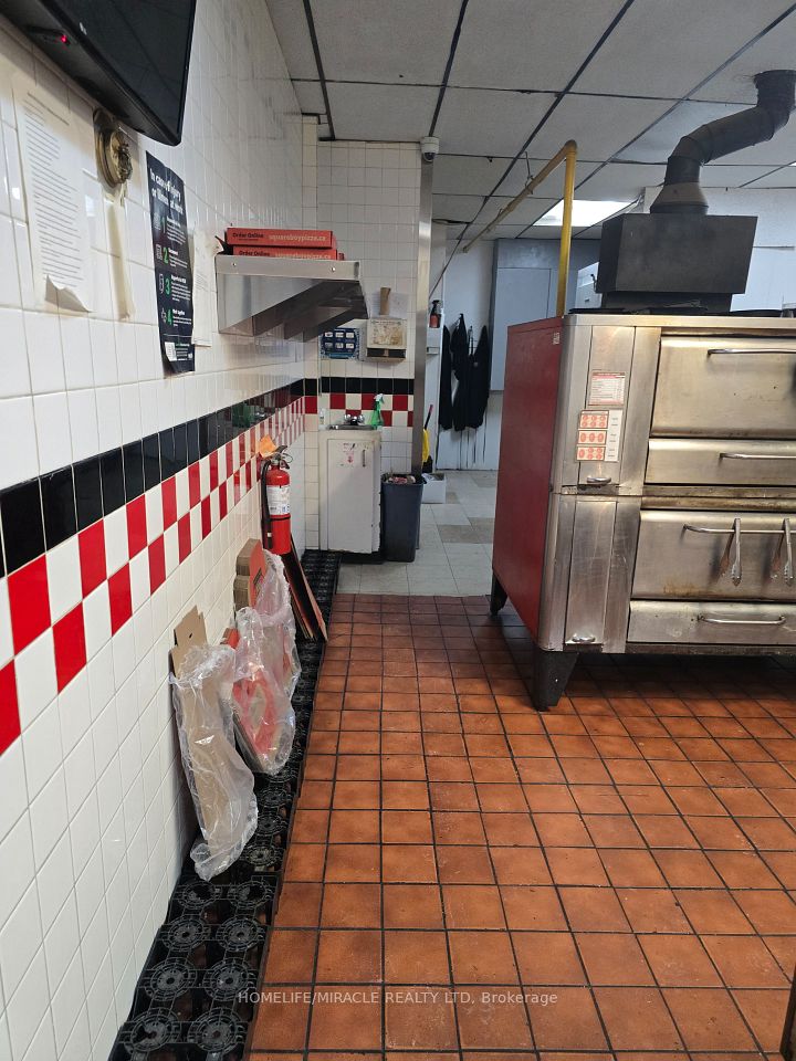 1240 Simcoe Street 202, Oshawa, ON L1G 4X3