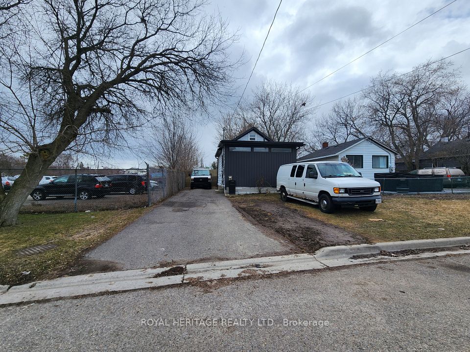 203 Valencia Road, Oshawa, ON L1J 1P2