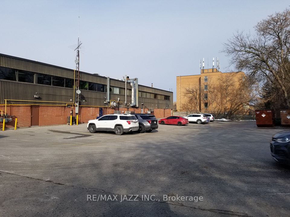 633 King Street E 206, Oshawa, ON L1H 1G3