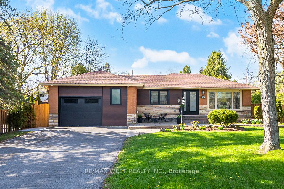 Detached at 4 Avon Court, Whitby, ON L1N 3H3, Whitby