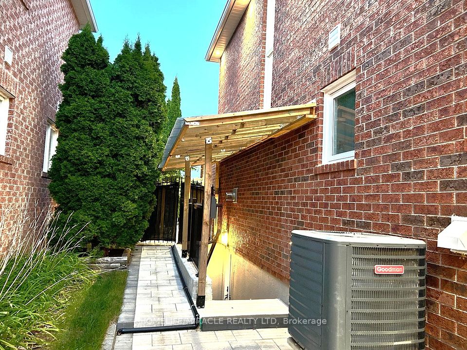 Detached at 11 Berkshire Court Bsmt, Whitby, ON L1R 2S4, Whitby