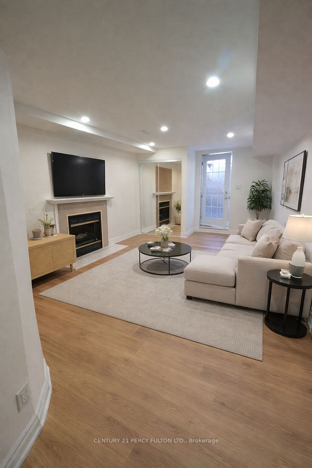 Detached at 22 Deverell Street Bsmt, Whitby, ON L1R 1W4, Whitby