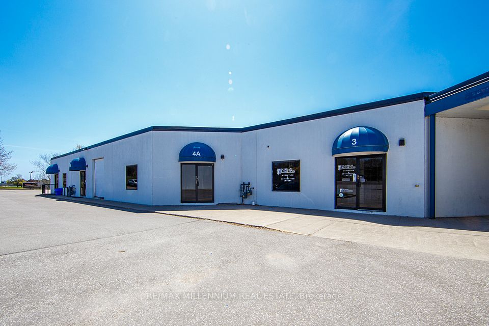 12 Stanley Court 3/4A, Whitby, ON L1N 8P9