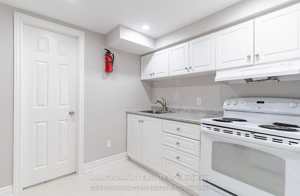 Detached at 3 Teddington Crescent bsmt, Whitby, ON L1R 1S4, Whitby
