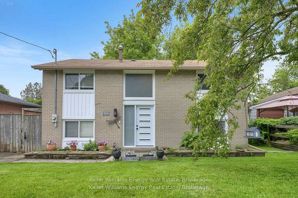 Detached at 906 Centre Street N, Whitby, ON L1N 4V1, Whitby