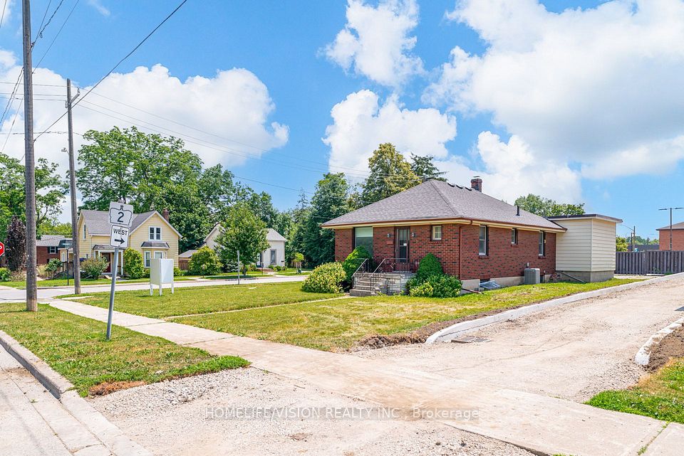 133 Mary Street E, Whitby, ON L1N 2P3
