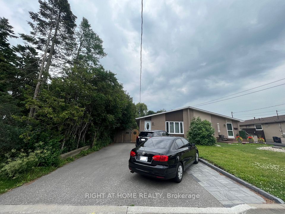 Semi-Detached at 823 Sanok Drive Main, Pickering, ON L1W 2R1, Pickering