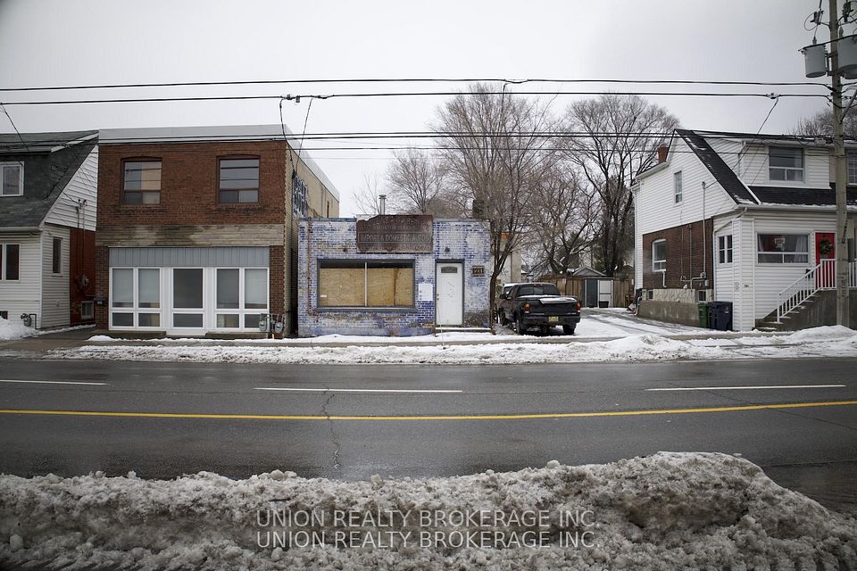 1211 Woodbine Avenue, Toronto, ON M4C 4E1