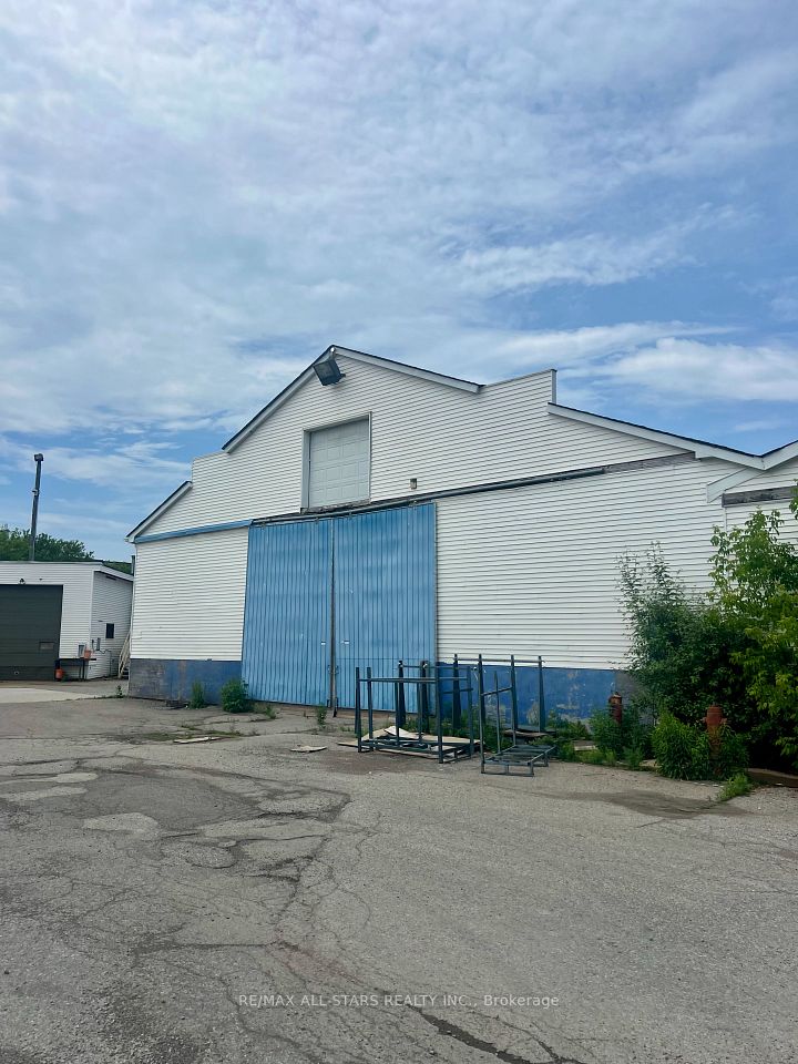1279 Simcoe Street N #D, Oshawa, ON L1G 4X1