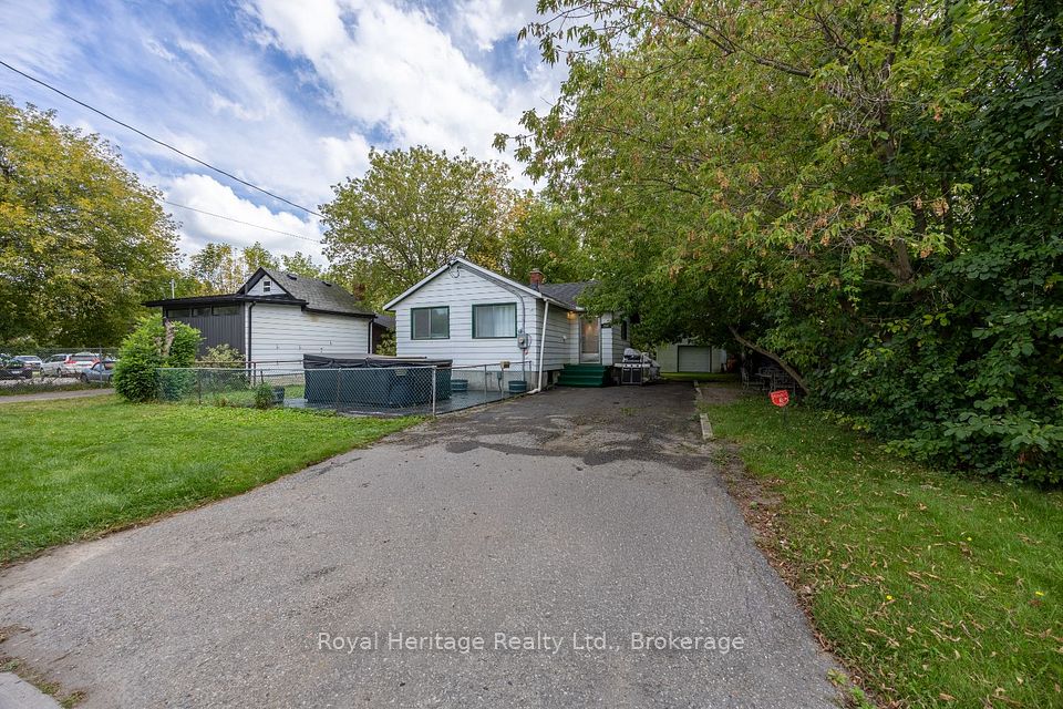207 Valencia Road, Oshawa, ON L1J 1P2