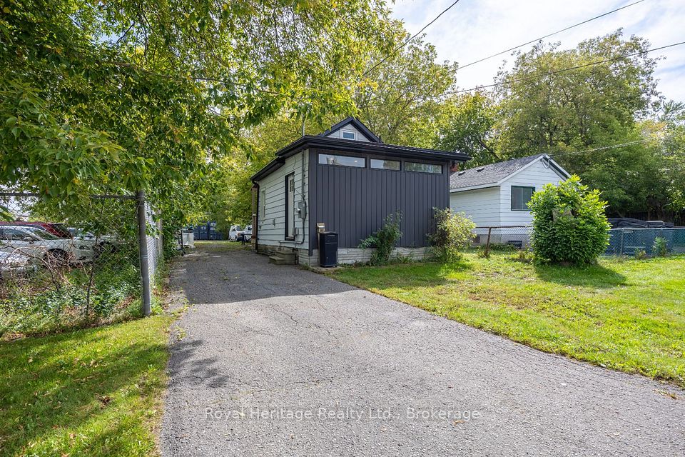 203 Valencia Road, Oshawa, ON L1J 1P2